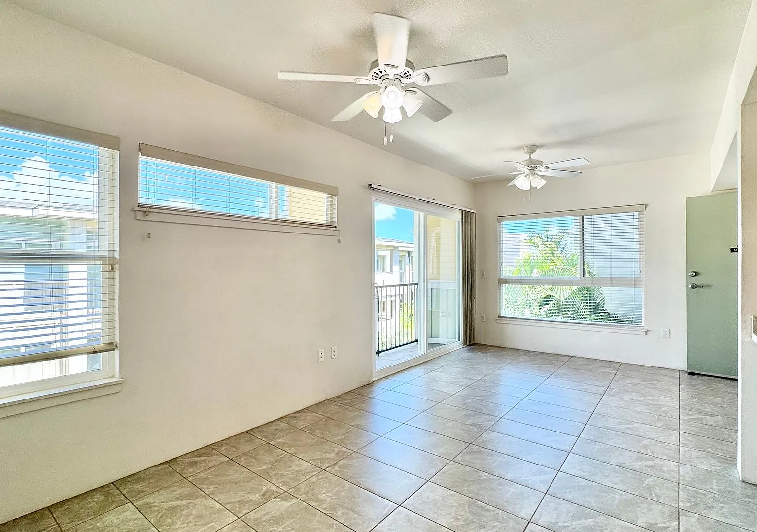 Highly Desirable 1 Bedroom Unit With 2 Parking! - Ka Malanai — Photo 2