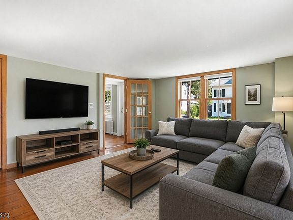 3rd image of 415 Village Rd