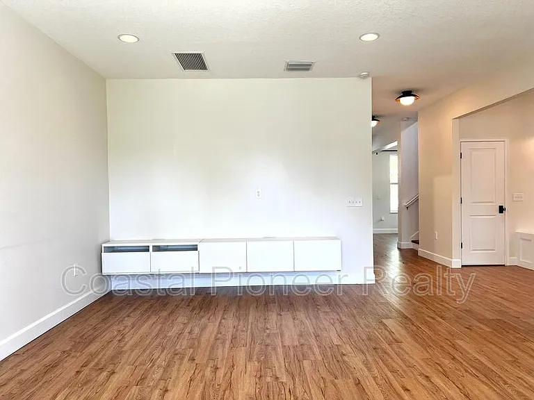 1738 W Spruce St — Photo 12