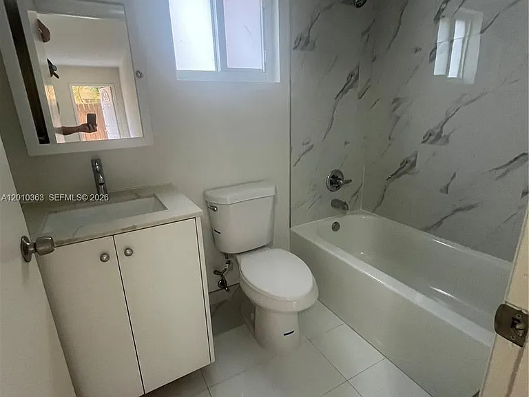 1419 SW 22nd Ave #4 — Photo 6