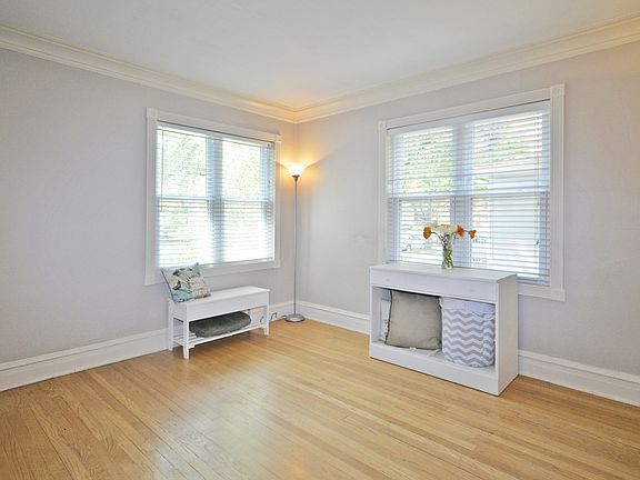 3rd image of 858 E Prairie Ave