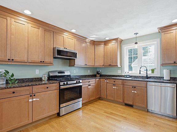 4th image of 271 Lebanon St