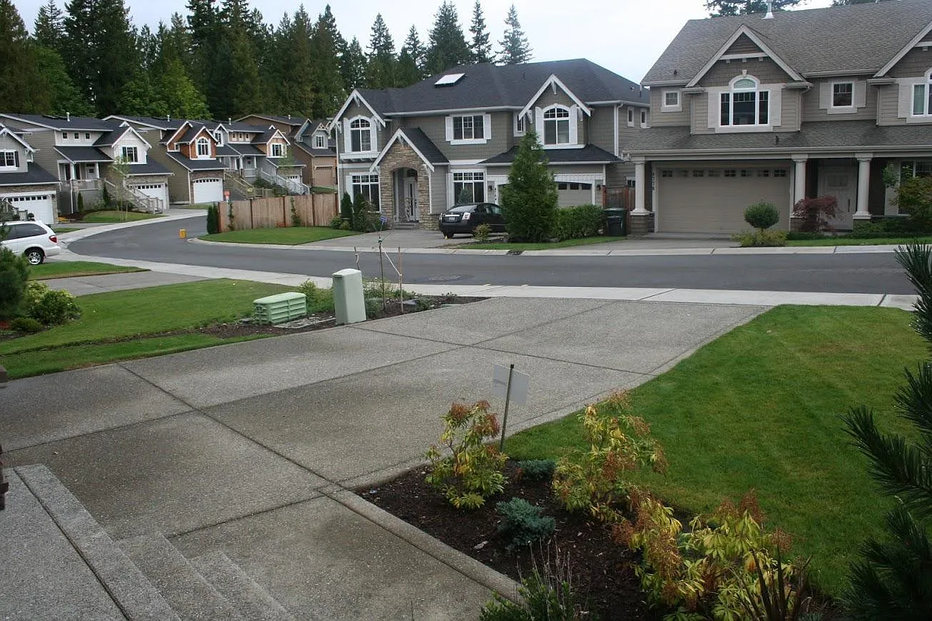 4 bed, 2.5 bath, 2710 sqft, $4,500 — Photo 2