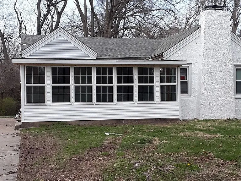 1737 E Elm St — Photo 1