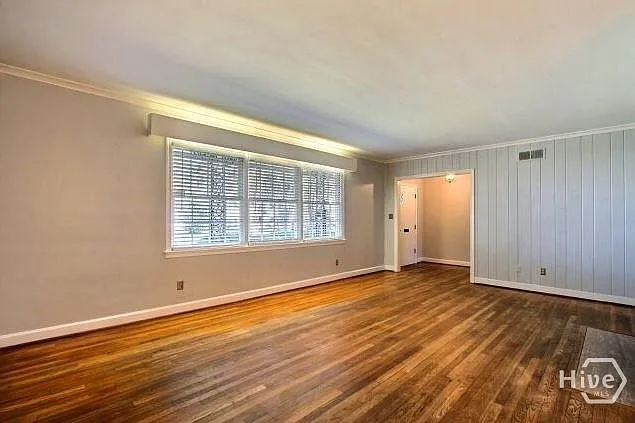 3 bed, 1.5 bath, 2022 sqft, $2,300 — Photo 3