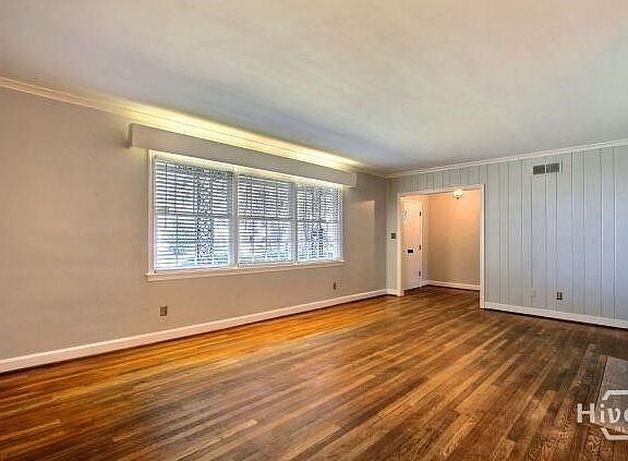3rd image of 21 Columbus Dr