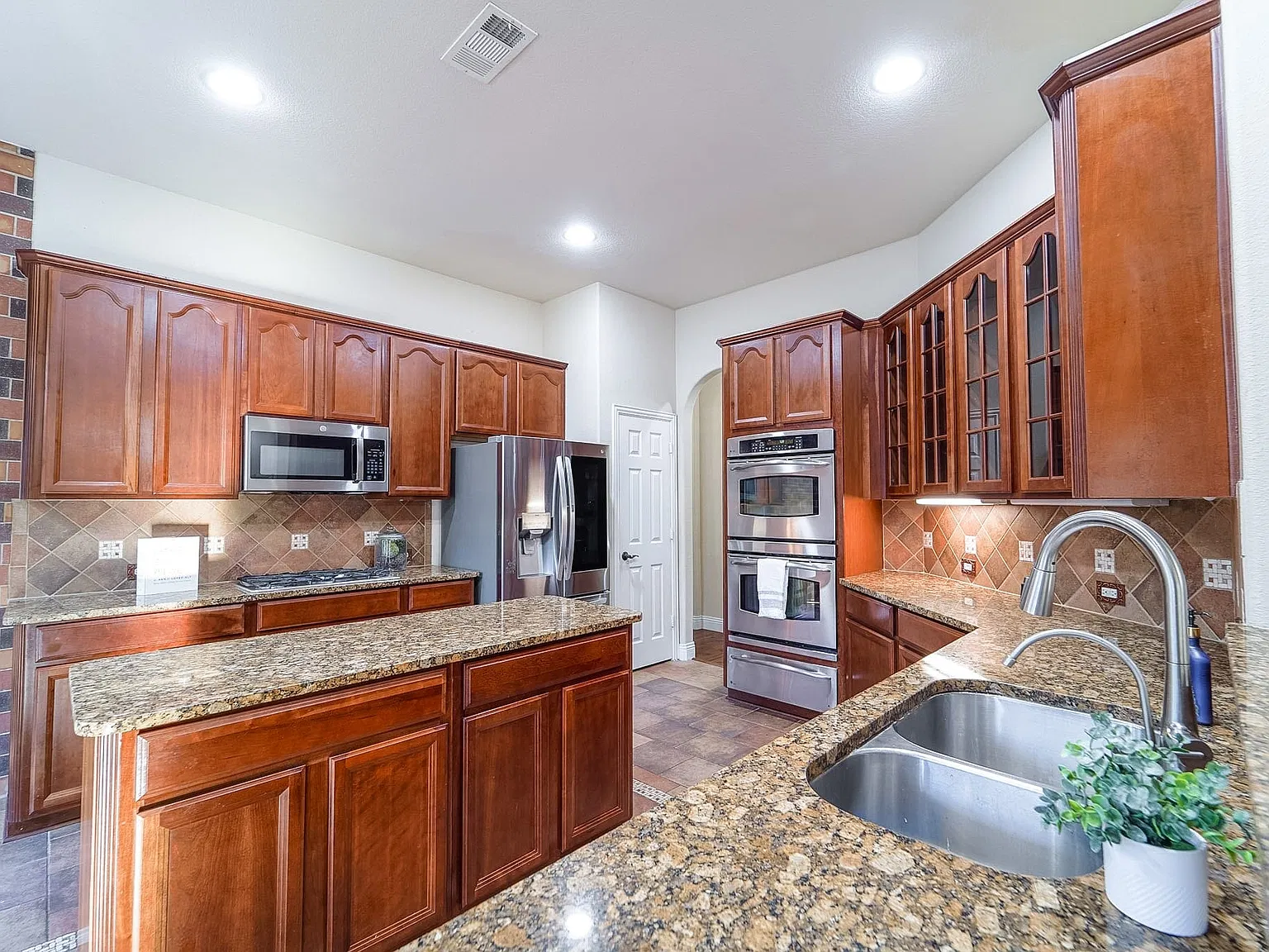 4 bed, 3.5 bath, 3749 sqft, $3,700 — Photo 2