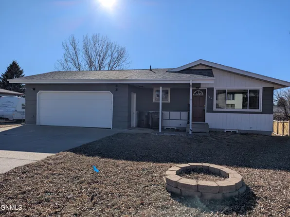 709 Johns Dr, Mandan, ND 58554