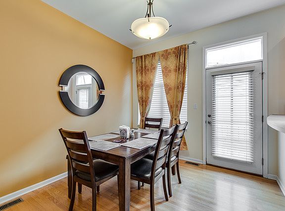 4th image of 825 E 52nd St Unit 10