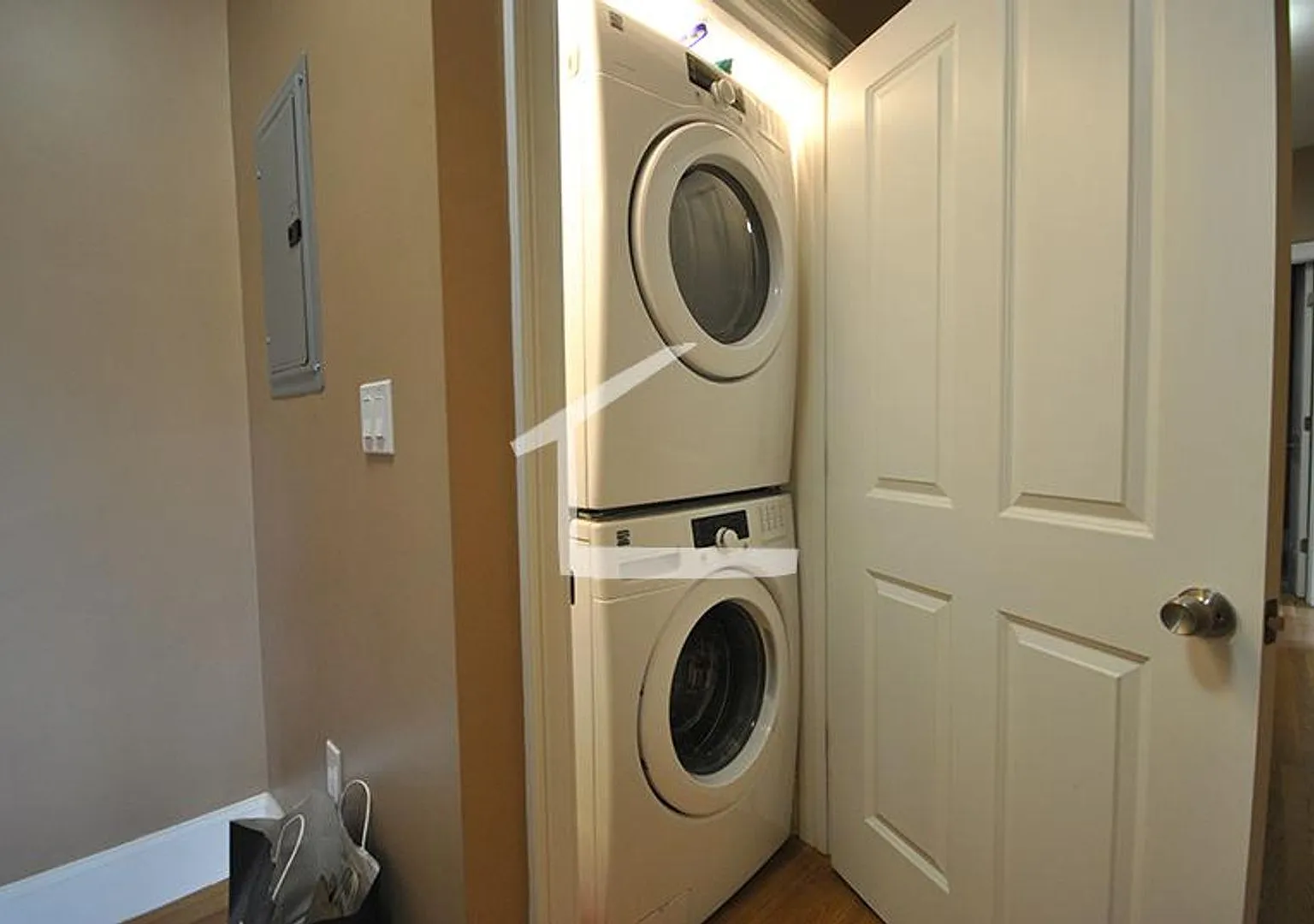 No Brokers Fee, Central Brookline Location, In-Unit Washer and Dryer, Central Heat/AC, Large Bedr... — Photo 3