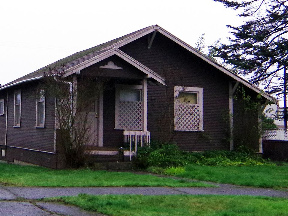 2nd image of 717 E 2nd St