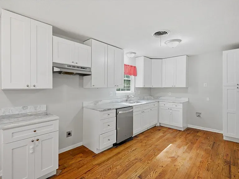 2521 N Hickory St — Photo 11