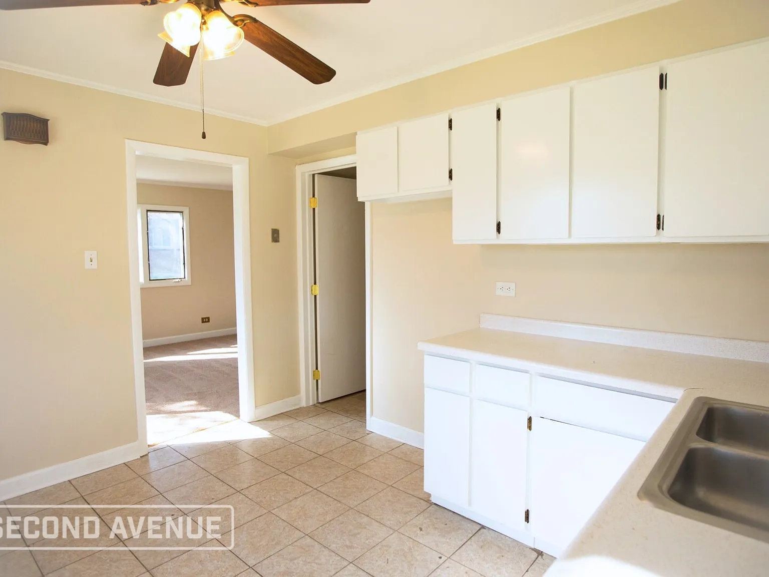 3 bed, 1.0 bath, 1300 sqft, $1,895 — Photo 2