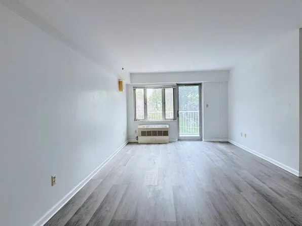 64-34 Grand Cent Parkway image 10 of 25