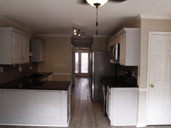5th image of 597 Harcourt Pl SE