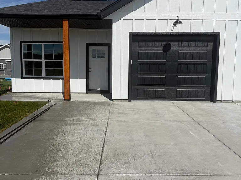 120 Legget Ave — Photo 1