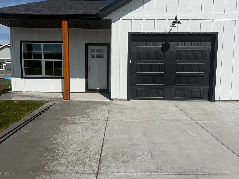 1st image of 120 Legget Ave
