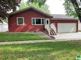 419 5th St NW, Orange City, IA 51041