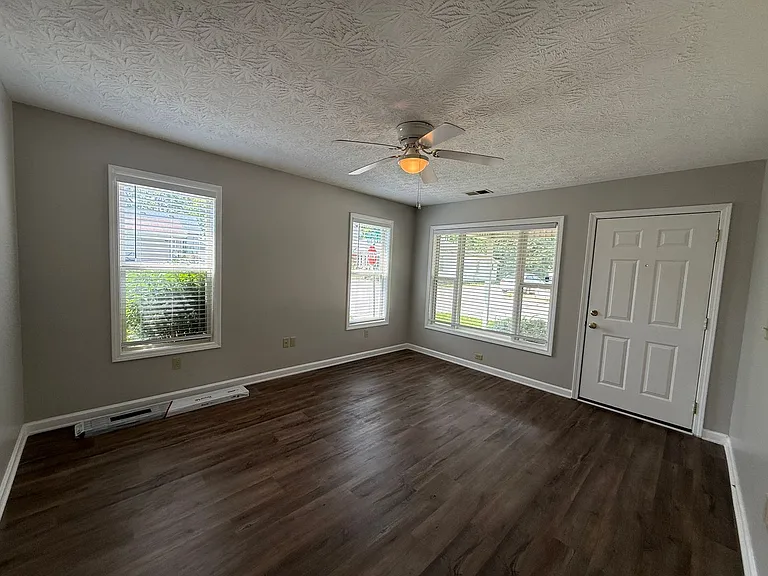 328 Ferguson St — Photo 8