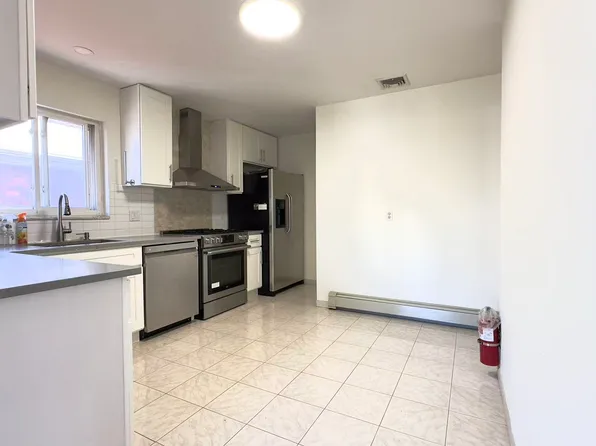 1622 John Street image 2 of 11