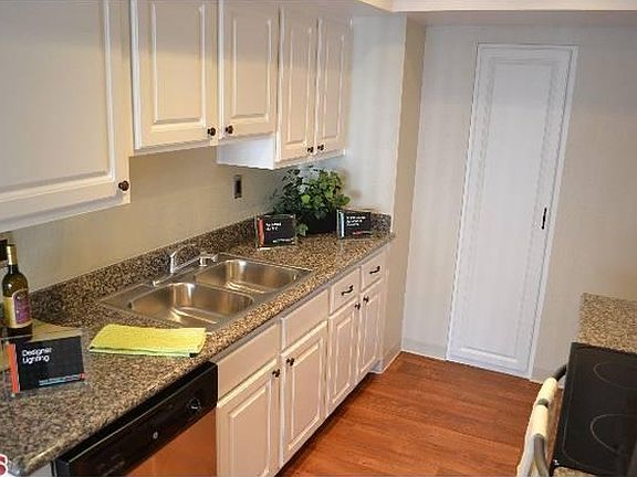3rd image of 18408 Hatteras St Unit 41