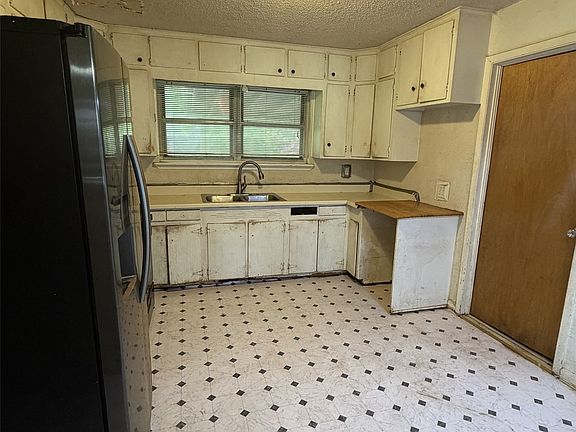 3rd image of 3217 Lakeland St