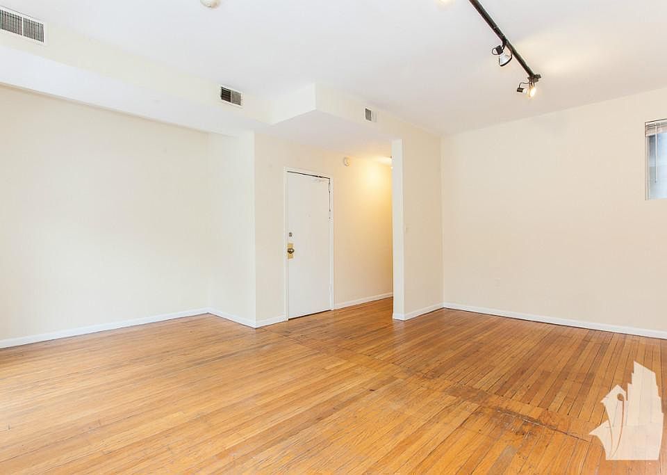 1st image of 623 W Oakdale Ave