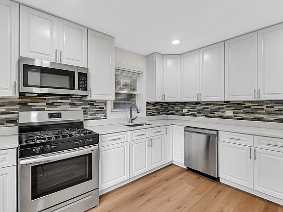 4th image of 14905 Edbrooke Ave