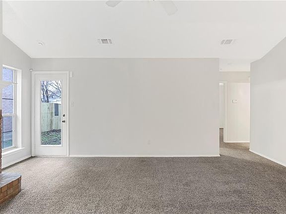 5th image of 207 Moss Hill Dr