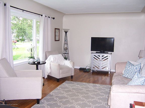 3rd image of 15279 Yorkleigh Dr