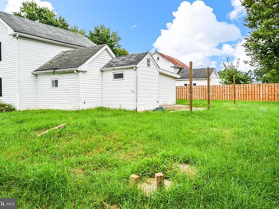 4th image of 18003 Davis Ln