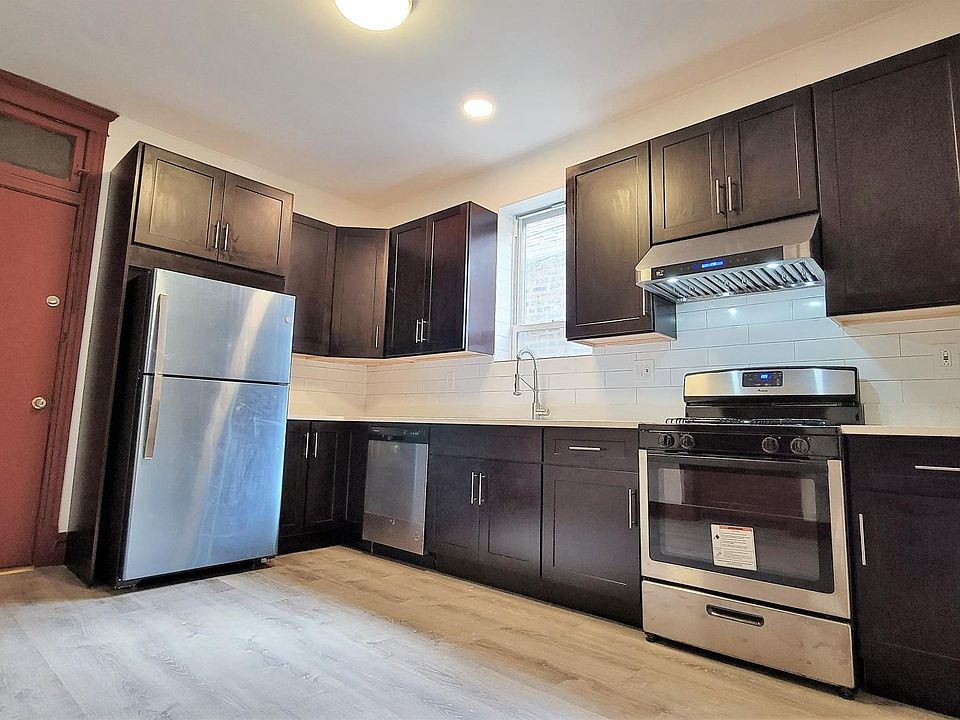 Kitchen with premium cabinets and appliances. Granite countertop. Hardwood floors.