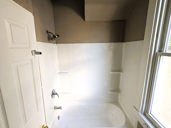 4th image of 1215 Laidlaw Ave