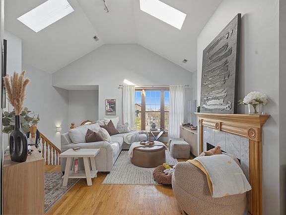 5th image of 844 N Wood St APT 3