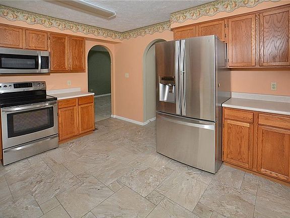 4th image of 127 Stratford Ct