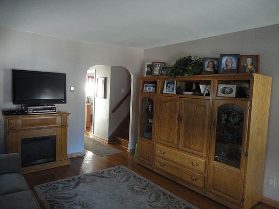 4th image of 47 Maple Dr W