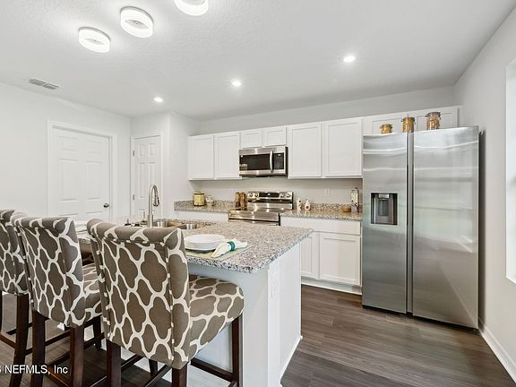 3rd image of 475 MAIN Street S