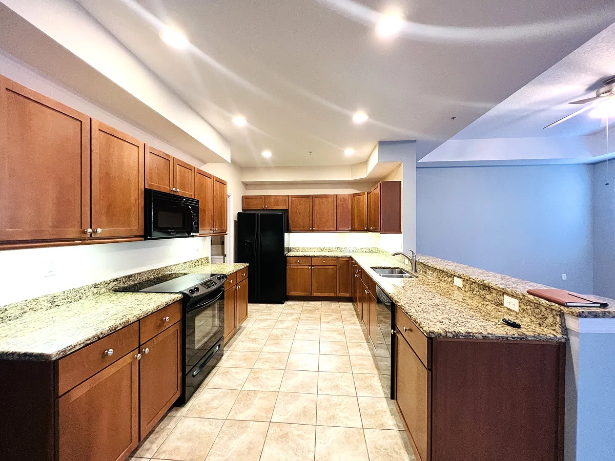Building Photo - 642 Wells Ct #201