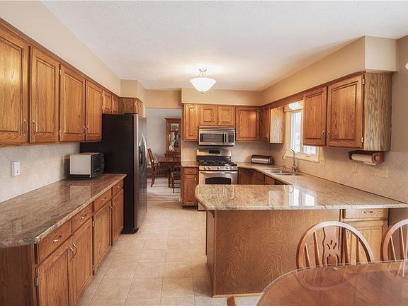 2nd image of 15 Hallmont Cir
