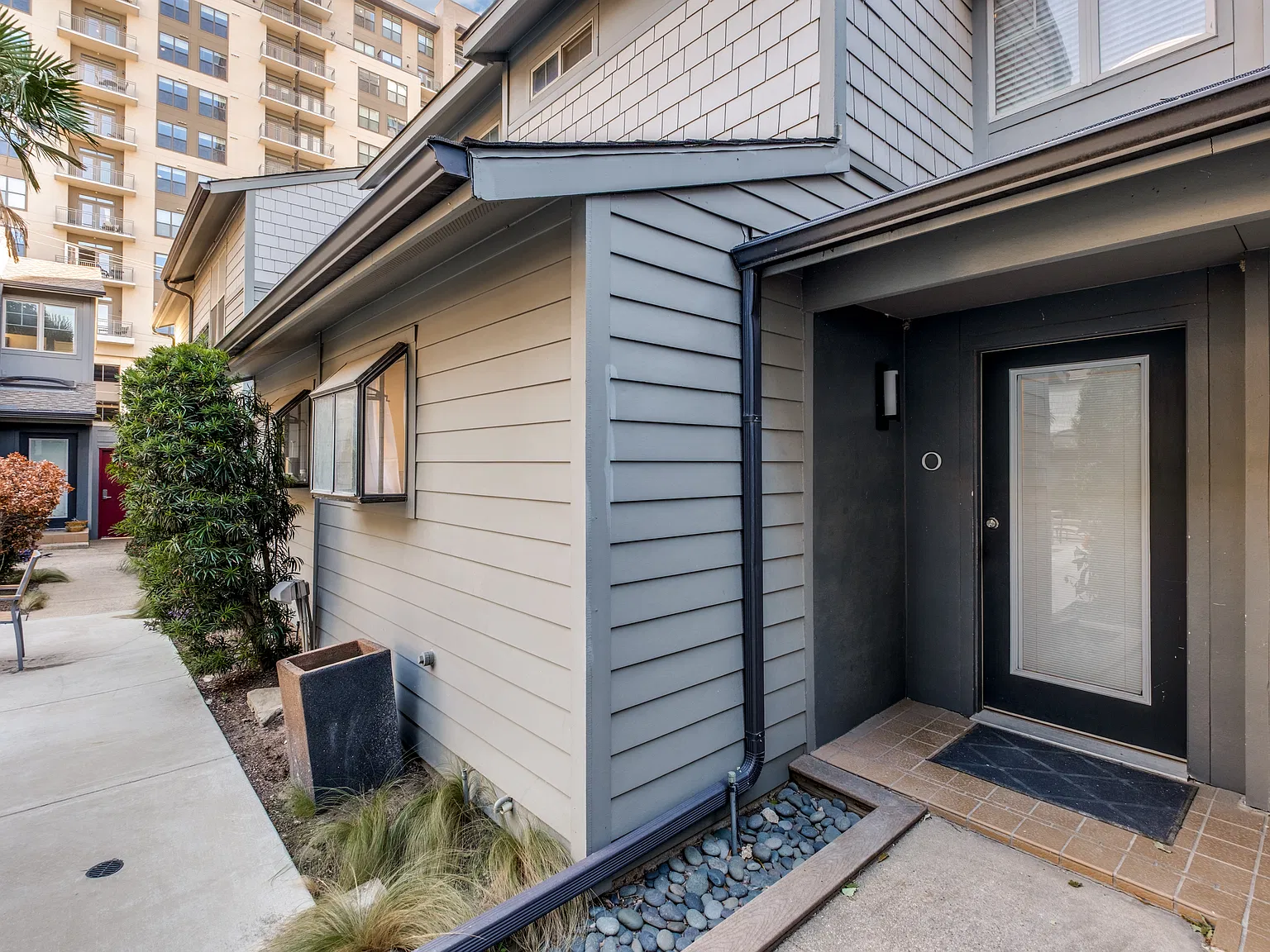 1 bed, 812 sqft, $2,100 — Photo 2