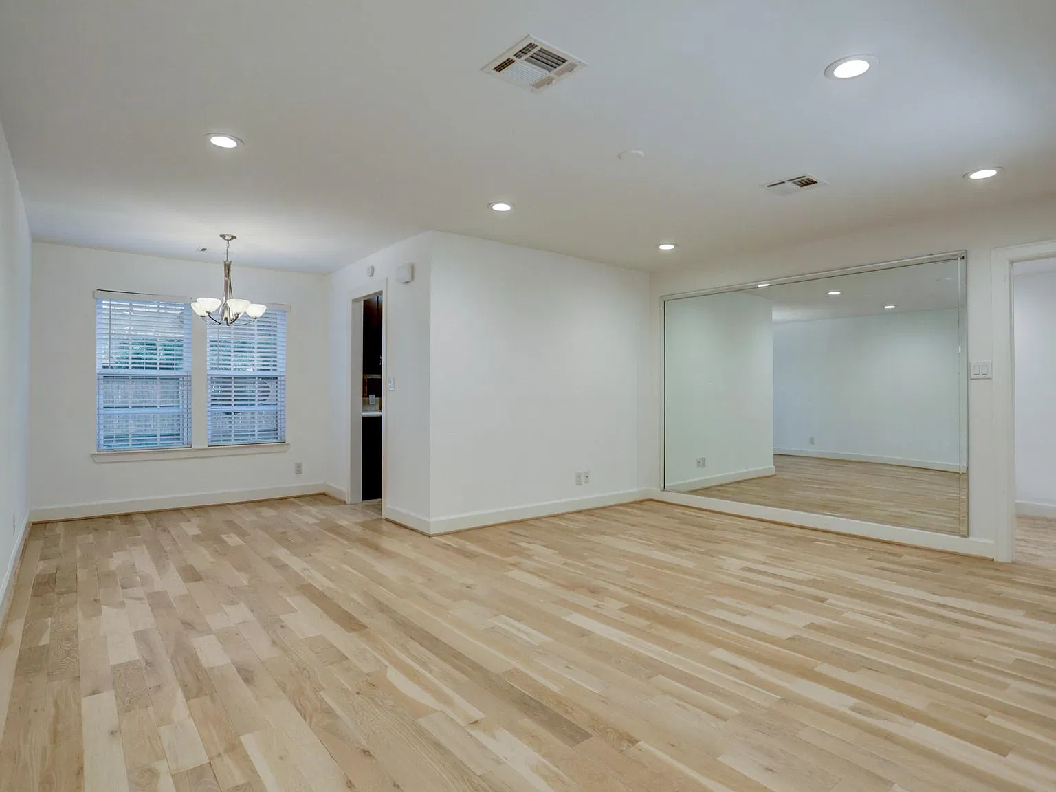 3 bed, 1.0 bath, 1286 sqft, $2,500 — Photo 4