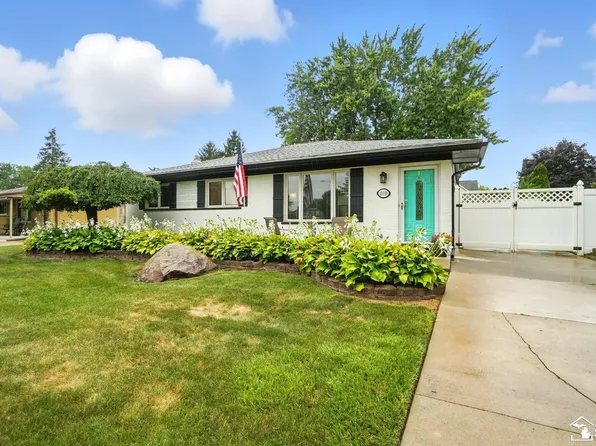 23326 W Fairway Dr, Woodhaven, MI 48183