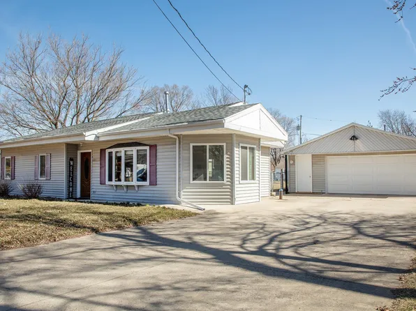 221 Beverly Dr, Waterloo, IA 50707