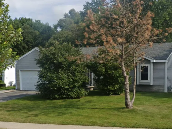 4712 Southhampton Dr, Island Lake, IL 60042