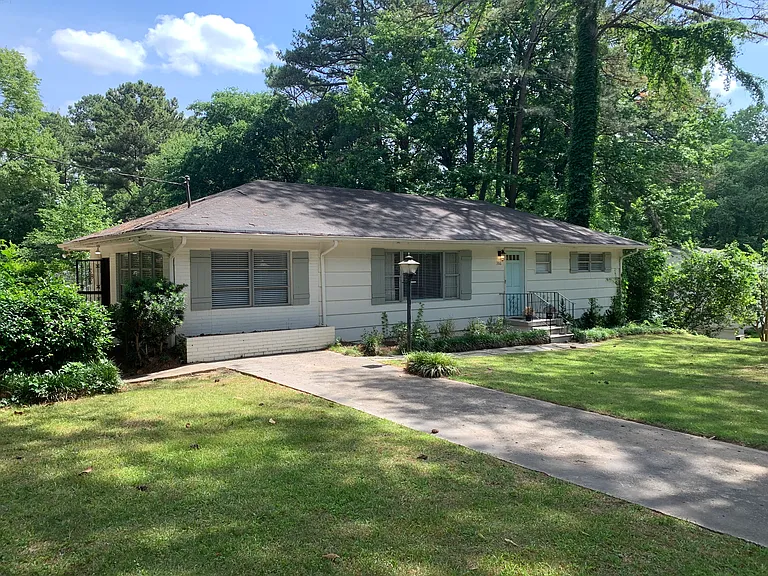 386 Lindbergh Dr NE — Photo 1