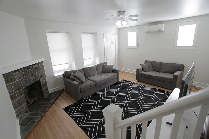 3 bed, 1.5 bath, 1244 sqft, $2,300 — Photo 3