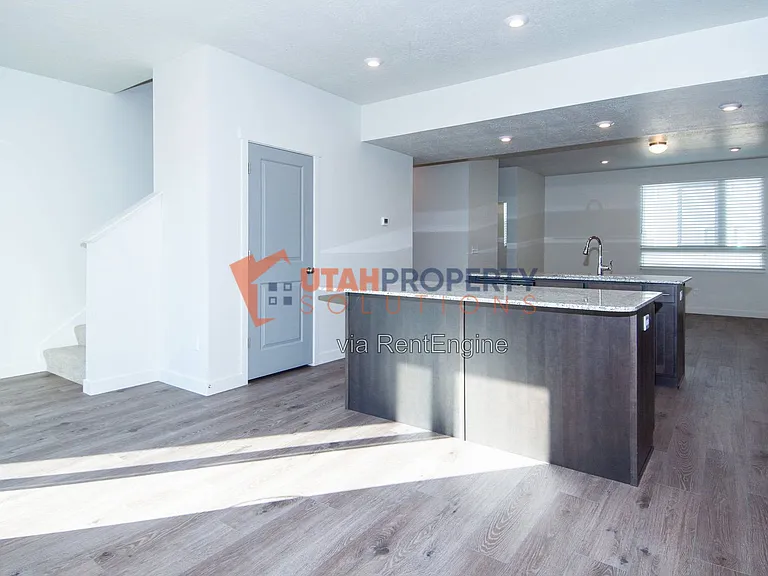 1047 W 400 S — Photo 10