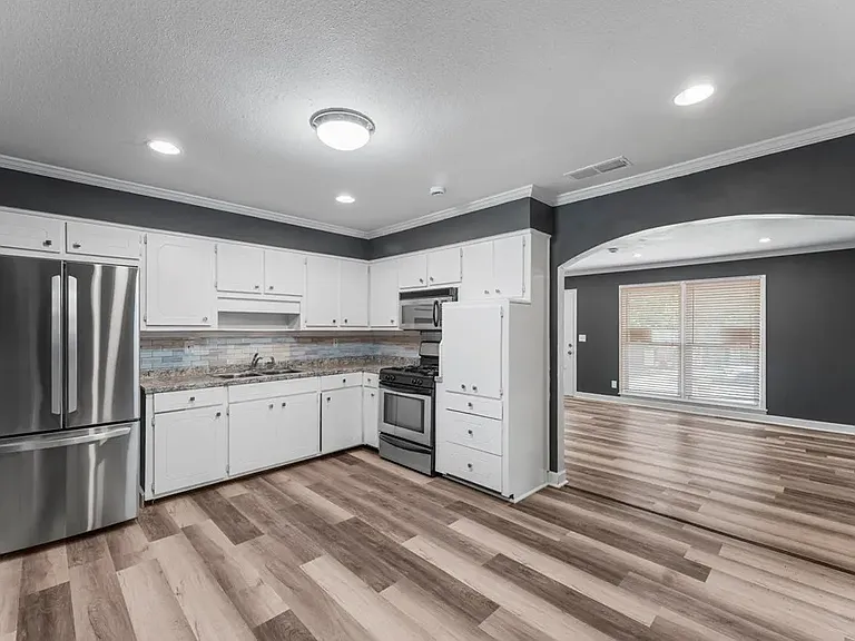 2525 Corineth Dr — Photo 2