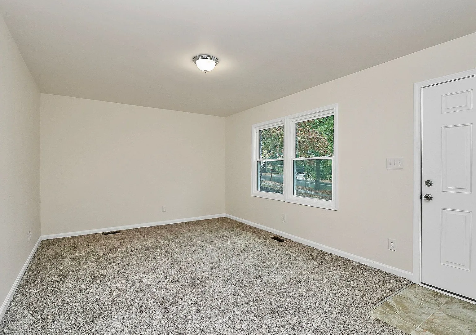 Updated 3 Bedroom Home with Modern Finishes — Photo 3