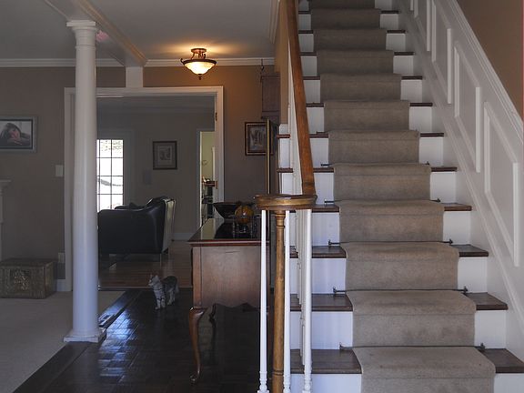 Hardwood foyer & staircase